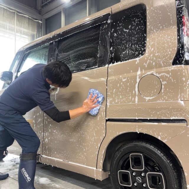 徳島県三好市のカーコーティング専門店SOUPへご来店いただいた新車のニッサン ルークス（BB1A）に、純水を使用した細部洗浄と下地処理を実施。ボディ表面はもちろん、エンブレム周辺やグリル、ドアヒンジ、モールなどの細部まで丁寧に洗浄し、汚れや油分、不純物を除去。SystemX PROセラミックコーティングの密着性と性能を最大限に引き出すため、塗装面を適切なコンディションへ整えます。