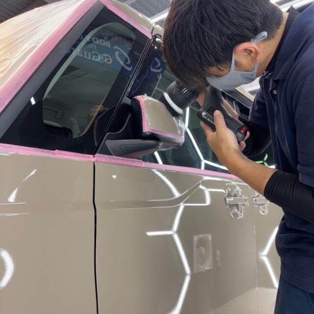 徳島県三好市のカーコーティング専門店SOUPが、新車のニッサン ルークス（BB1A）へ専用ポリッシャーを使用したボディ軽研磨を実施。新車塗装の状態を確認しながら、塗装面に付着した微細な汚れやくすみなどを丁寧に整え、塗装本来の艶と透明感を引き出します。SystemX PROセラミックコーティングの仕上がりを高めるための重要な下地処理工程です。