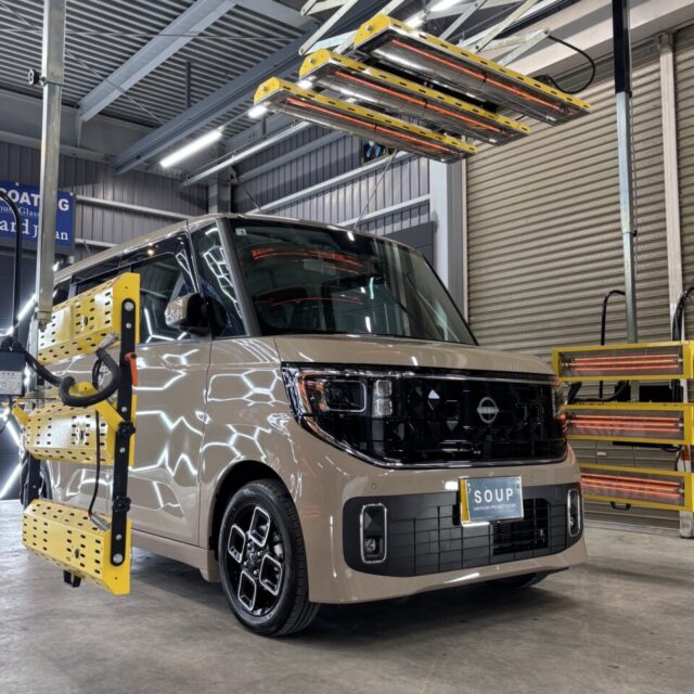 徳島県三好市のカーコーティング専門店SOUPが、新車のニッサン ルークス（BB1A）へSystemX PROセラミックコーティングを施工後、遠赤外線ヒーターによる加熱乾燥を実施。温度を管理しながらコーティング被膜の硬化を促進し、施工後の被膜性能を安定させます。専門設備を活用し、SystemX PRO本来の保護性能と美しい仕上がりを引き出します。