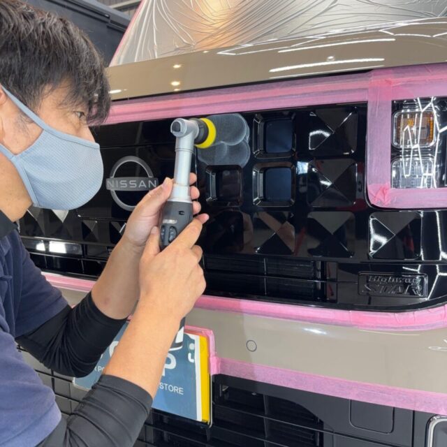 徳島県三好市のカーコーティング専門店SOUPが、新車のニッサン ルークス（BB1A）へ専用ポリッシャーを使用したボディ軽研磨を実施。新車塗装の状態を確認しながら、塗装面に付着した微細な汚れやくすみなどを丁寧に整え、塗装本来の艶と透明感を引き出します。SystemX PROセラミックコーティングの仕上がりを高めるための重要な下地処理工程です。