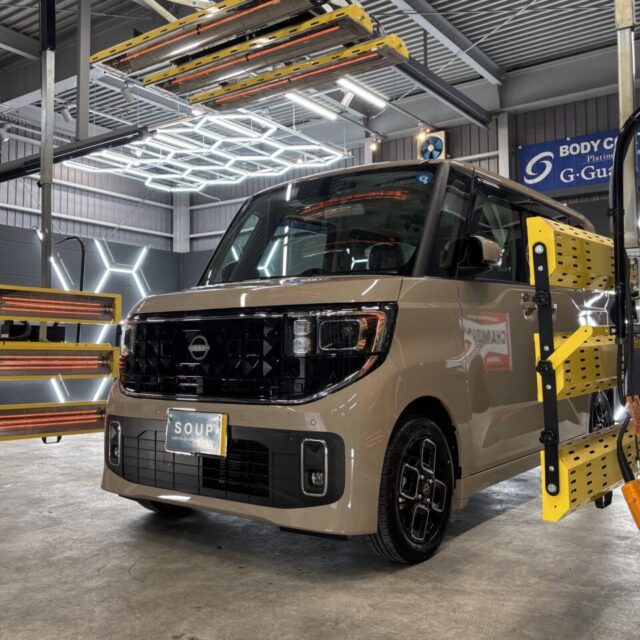 徳島県三好市のカーコーティング専門店SOUPが、新車のニッサン ルークス（BB1A）へSystemX PROセラミックコーティングを施工後、遠赤外線ヒーターによる加熱乾燥を実施。温度を管理しながらコーティング被膜の硬化を促進し、施工後の被膜性能を安定させます。専門設備を活用し、SystemX PRO本来の保護性能と美しい仕上がりを引き出します。