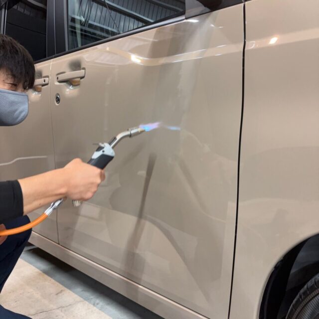 徳島県三好市のカーコーティング専門店SOUPが、新車のニッサン ルークス（BB1A）へSystemX専用ガスプライマーを施工。コーティング前の塗装表面を整え、SystemX PROセラミックコーティングが塗装面へしっかり密着するための下地を形成します。高品質なセラミックコーティング施工を支える重要な前処理工程です。