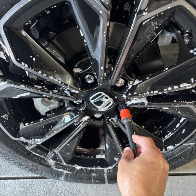 徳島県名西郡よりご来店いただいた新車 ホンダ CR-V RSへ、徳島県三好市のカーコーティング専門店SOUPが純水を使用した細部洗浄・下地処理を実施しました。ボディはもちろん、エンブレム周辺・ドアヒンジ・グリル・モール・パネルの隙間まで丁寧に洗浄し、汚れや油分、不純物を徹底除去。SystemX PROセラミックコーティングの密着性・耐久性・美しい仕上がりを最大限に引き出すため、最適な塗装コンディションへ整えます。