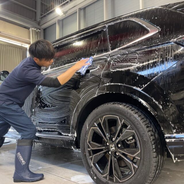 徳島県名西郡よりご来店いただいた新車 ホンダ CR-V RSへ、徳島県三好市のカーコーティング専門店SOUPが純水を使用した細部洗浄・下地処理を実施しました。ボディはもちろん、エンブレム周辺・ドアヒンジ・グリル・モール・パネルの隙間まで丁寧に洗浄し、汚れや油分、不純物を徹底除去。SystemX PROセラミックコーティングの密着性・耐久性・美しい仕上がりを最大限に引き出すため、最適な塗装コンディションへ整えます。