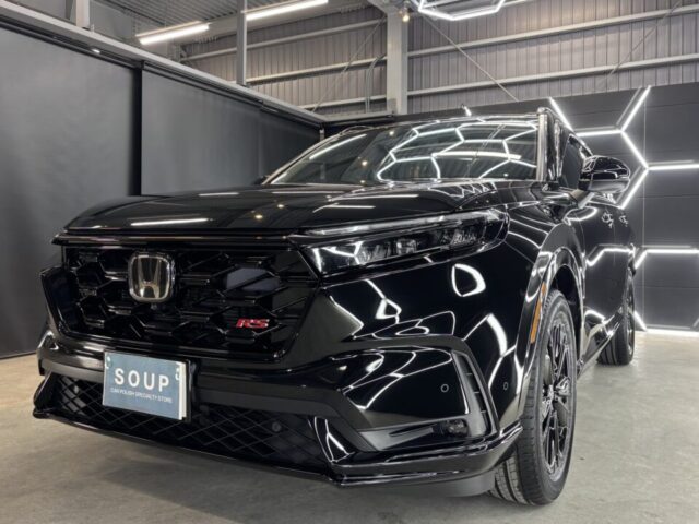 徳島県名西郡よりご来店いただいた新車 ホンダ CR-V RSへ、徳島県三好市のカーコーティング専門店SOUPがプロテクションフィルムを施工し、飛び石や擦り傷が付きやすい箇所を透明フィルムで保護しました。さらに、SystemX PROセラミックコーティング・SystemX Glassウィンドウ撥水コーティング・レザーシートコーティングまで施工が完了。細部洗浄・軽研磨・ガスプライマー・スプレーガン施工・手塗り施工・遠赤外線乾燥まで一切妥協のない施工工程により、深い艶・優れた撥水性能・高耐久・防汚性能を兼ね備えた一台へ仕上がりました。ボディ・ガラス・インテリア・保護フィルムまでトータルで施工することで、新車ホンダ CR-V RSの美しさと資産価値を長期間維持します。