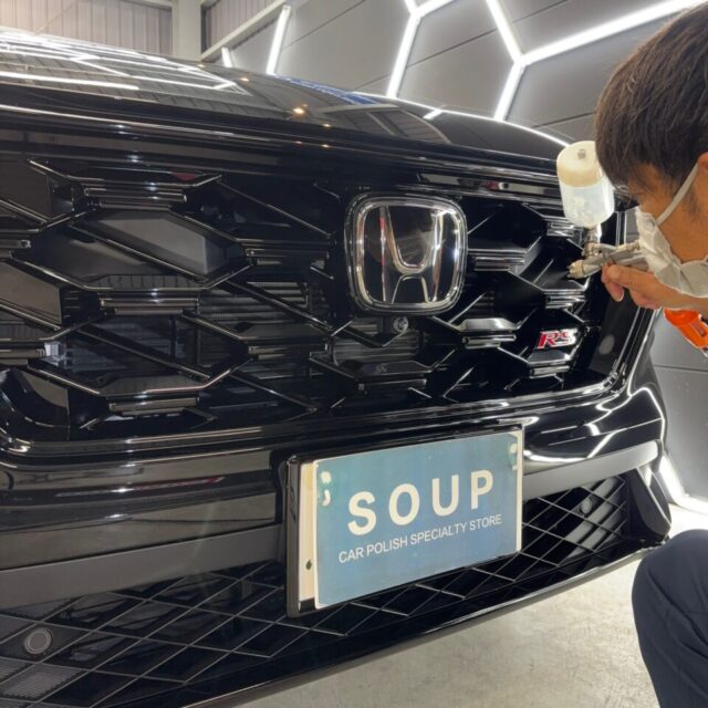 徳島県名西郡よりご来店いただいた新車 ホンダ CR-V RSへ、徳島県三好市のカーコーティング専門店SOUPがSystemX PROセラミックコーティングをスプレーガン施工しました。複雑な形状や細部まで均一なセラミック被膜を形成し、高い撥水性能・防汚性能・耐薬品性能・耐スクラッチ性能・長期耐久性を実現します。