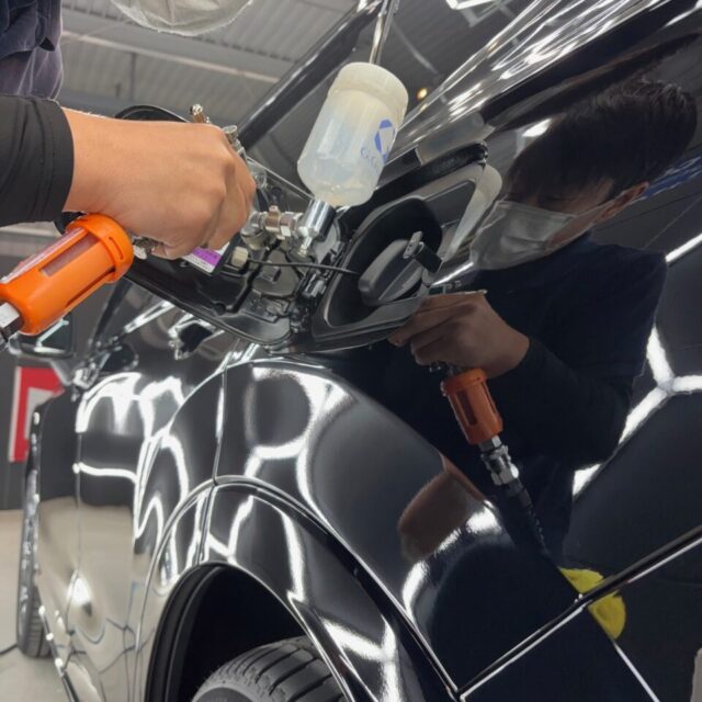 徳島県名西郡よりご来店いただいた新車 ホンダ CR-V RSへ、徳島県三好市のカーコーティング専門店SOUPがSystemX PROセラミックコーティングをスプレーガン施工しました。複雑な形状や細部まで均一なセラミック被膜を形成し、高い撥水性能・防汚性能・耐薬品性能・耐スクラッチ性能・長期耐久性を実現します。