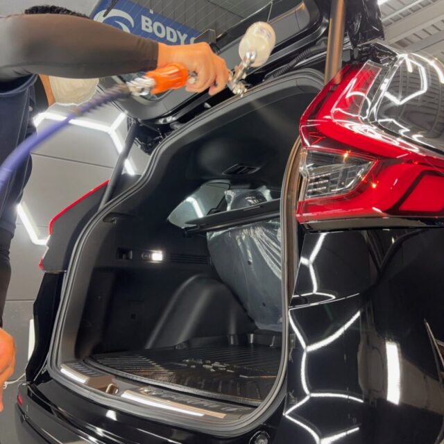 徳島県名西郡よりご来店いただいた新車 ホンダ CR-V RSへ、徳島県三好市のカーコーティング専門店SOUPがSystemX PROセラミックコーティングをスプレーガン施工しました。複雑な形状や細部まで均一なセラミック被膜を形成し、高い撥水性能・防汚性能・耐薬品性能・耐スクラッチ性能・長期耐久性を実現します。
