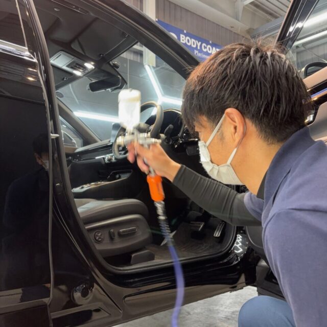 徳島県名西郡よりご来店いただいた新車 ホンダ CR-V RSへ、徳島県三好市のカーコーティング専門店SOUPがSystemX PROセラミックコーティングをスプレーガン施工しました。複雑な形状や細部まで均一なセラミック被膜を形成し、高い撥水性能・防汚性能・耐薬品性能・耐スクラッチ性能・長期耐久性を実現します。