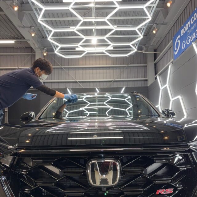 徳島県名西郡よりご来店いただいた新車 ホンダ CR-V RSへ、徳島県三好市のカーコーティング専門店SOUPがSystemX Glassウィンドウ撥水コーティングを施工しました。ガラス全面へ高耐久撥水被膜を形成し、雨天時の視界を確保するとともに、油膜・水アカ・汚れの付着を抑制。安全性と快適性を長期間維持します。