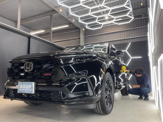 徳島県名西郡よりご来店いただいた新車 ホンダ CR-V RSへ、徳島県三好市のカーコーティング専門店SOUPがプロテクションフィルムを施工し、飛び石や擦り傷が付きやすい箇所を透明フィルムで保護しました。さらに、SystemX PROセラミックコーティング・SystemX Glassウィンドウ撥水コーティング・レザーシートコーティングまで施工が完了。細部洗浄・軽研磨・ガスプライマー・スプレーガン施工・手塗り施工・遠赤外線乾燥まで一切妥協のない施工工程により、深い艶・優れた撥水性能・高耐久・防汚性能を兼ね備えた一台へ仕上がりました。ボディ・ガラス・インテリア・保護フィルムまでトータルで施工することで、新車ホンダ CR-V RSの美しさと資産価値を長期間維持します。