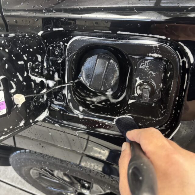 徳島県名西郡よりご来店いただいた新車 ホンダ CR-V RSへ、徳島県三好市のカーコーティング専門店SOUPが純水を使用した細部洗浄・下地処理を実施しました。ボディはもちろん、エンブレム周辺・ドアヒンジ・グリル・モール・パネルの隙間まで丁寧に洗浄し、汚れや油分、不純物を徹底除去。SystemX PROセラミックコーティングの密着性・耐久性・美しい仕上がりを最大限に引き出すため、最適な塗装コンディションへ整えます。