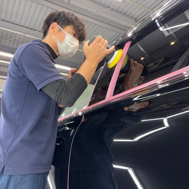 徳島県名西郡よりご来店いただいた新車 ホンダ CR-V RSへ、徳島県三好市のカーコーティング専門店SOUPが専用ポリッシャーによる軽研磨を施工しました。新車塗装を最適な状態へ整え、微細なくすみや保管時に付着した汚れを除去。透明感・深い艶・美しい映り込みを引き出し、SystemX PROセラミックコーティングの性能を最大限に発揮させる重要な下地処理です。