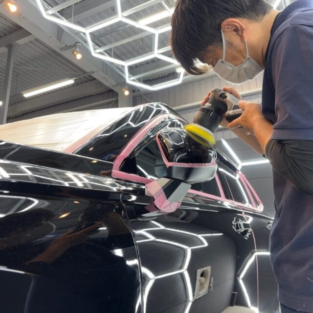 徳島県名西郡よりご来店いただいた新車 ホンダ CR-V RSへ、徳島県三好市のカーコーティング専門店SOUPが専用ポリッシャーによる軽研磨を施工しました。新車塗装を最適な状態へ整え、微細なくすみや保管時に付着した汚れを除去。透明感・深い艶・美しい映り込みを引き出し、SystemX PROセラミックコーティングの性能を最大限に発揮させる重要な下地処理です。