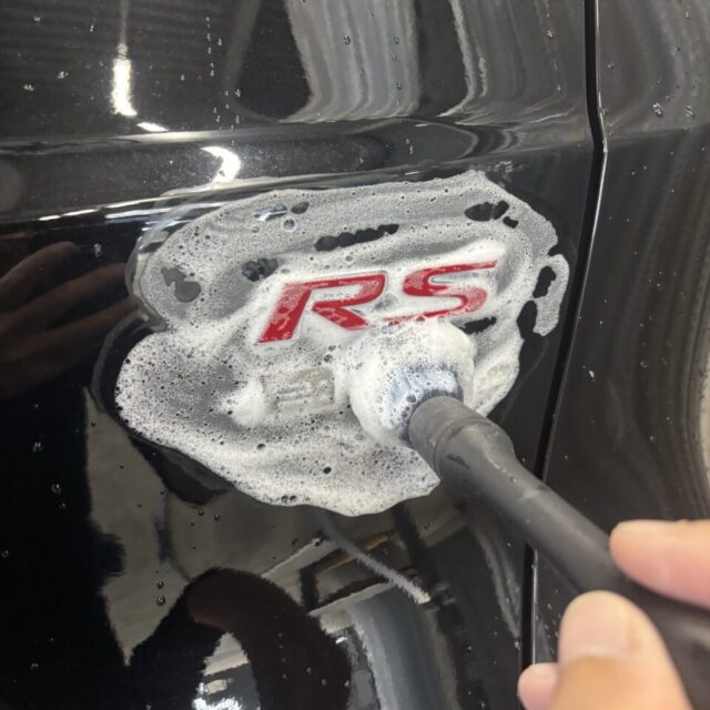 徳島県名西郡よりご来店いただいた新車 ホンダ CR-V RSへ、徳島県三好市のカーコーティング専門店SOUPが純水を使用した細部洗浄・下地処理を実施しました。ボディはもちろん、エンブレム周辺・ドアヒンジ・グリル・モール・パネルの隙間まで丁寧に洗浄し、汚れや油分、不純物を徹底除去。SystemX PROセラミックコーティングの密着性・耐久性・美しい仕上がりを最大限に引き出すため、最適な塗装コンディションへ整えます。
