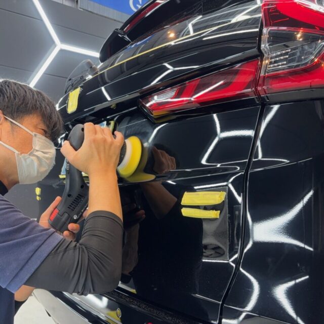 徳島県名西郡よりご来店いただいた新車 ホンダ CR-V RSへ、徳島県三好市のカーコーティング専門店SOUPが専用ポリッシャーによる軽研磨を施工しました。新車塗装を最適な状態へ整え、微細なくすみや保管時に付着した汚れを除去。透明感・深い艶・美しい映り込みを引き出し、SystemX PROセラミックコーティングの性能を最大限に発揮させる重要な下地処理です。