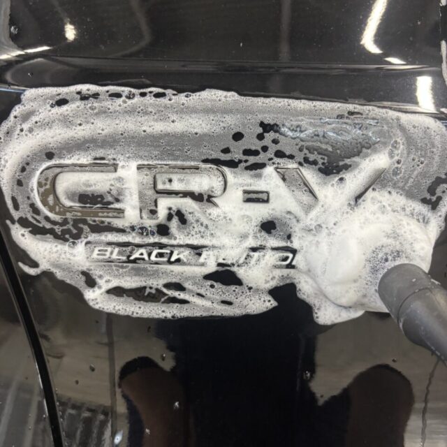 徳島県名西郡よりご来店いただいた新車 ホンダ CR-V RSへ、徳島県三好市のカーコーティング専門店SOUPが純水を使用した細部洗浄・下地処理を実施しました。ボディはもちろん、エンブレム周辺・ドアヒンジ・グリル・モール・パネルの隙間まで丁寧に洗浄し、汚れや油分、不純物を徹底除去。SystemX PROセラミックコーティングの密着性・耐久性・美しい仕上がりを最大限に引き出すため、最適な塗装コンディションへ整えます。