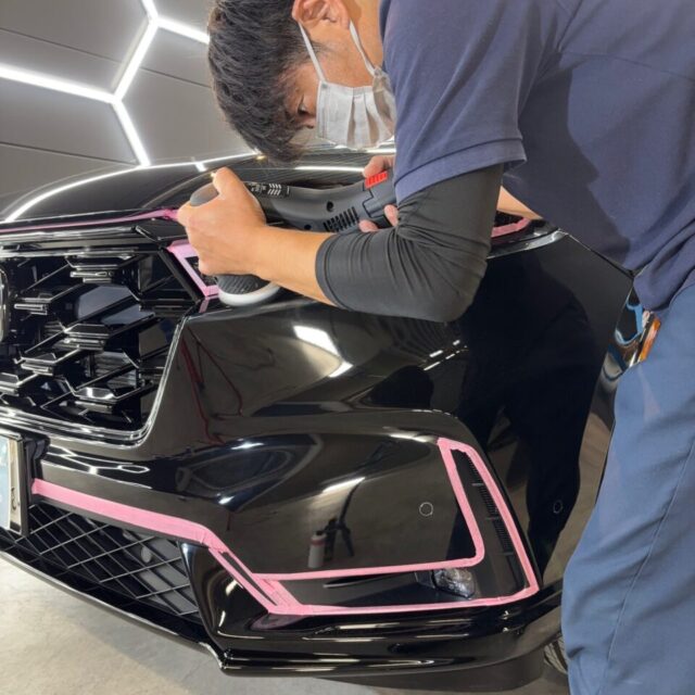 徳島県名西郡よりご来店いただいた新車 ホンダ CR-V RSへ、徳島県三好市のカーコーティング専門店SOUPが専用ポリッシャーによる軽研磨を施工しました。新車塗装を最適な状態へ整え、微細なくすみや保管時に付着した汚れを除去。透明感・深い艶・美しい映り込みを引き出し、SystemX PROセラミックコーティングの性能を最大限に発揮させる重要な下地処理です。