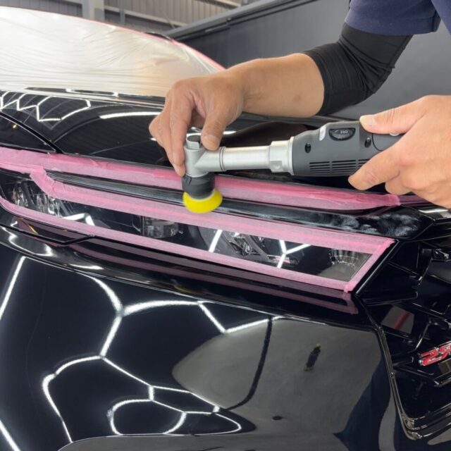 徳島県名西郡よりご来店いただいた新車 ホンダ CR-V RSへ、徳島県三好市のカーコーティング専門店SOUPが専用ポリッシャーによる軽研磨を施工しました。新車塗装を最適な状態へ整え、微細なくすみや保管時に付着した汚れを除去。透明感・深い艶・美しい映り込みを引き出し、SystemX PROセラミックコーティングの性能を最大限に発揮させる重要な下地処理です。