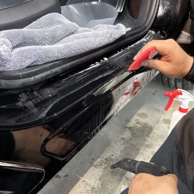 徳島県名西郡よりご来店いただいた新車 ホンダ CR-V RSへ、徳島県三好市のカーコーティング専門店SOUPがプロテクションフィルムを施工し、飛び石や擦り傷が付きやすい箇所を透明フィルムで保護しました。さらに、SystemX PROセラミックコーティング・SystemX Glassウィンドウ撥水コーティング・レザーシートコーティングまで施工が完了。細部洗浄・軽研磨・ガスプライマー・スプレーガン施工・手塗り施工・遠赤外線乾燥まで一切妥協のない施工工程により、深い艶・優れた撥水性能・高耐久・防汚性能を兼ね備えた一台へ仕上がりました。ボディ・ガラス・インテリア・保護フィルムまでトータルで施工することで、新車ホンダ CR-V RSの美しさと資産価値を長期間維持します。