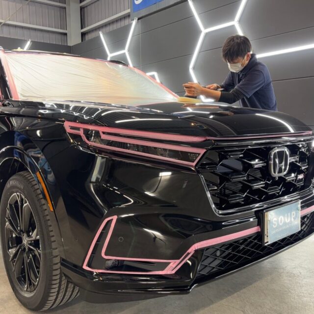 徳島県名西郡よりご来店いただいた新車 ホンダ CR-V RSへ、徳島県三好市のカーコーティング専門店SOUPが専用ポリッシャーによる軽研磨を施工しました。新車塗装を最適な状態へ整え、微細なくすみや保管時に付着した汚れを除去。透明感・深い艶・美しい映り込みを引き出し、SystemX PROセラミックコーティングの性能を最大限に発揮させる重要な下地処理です。