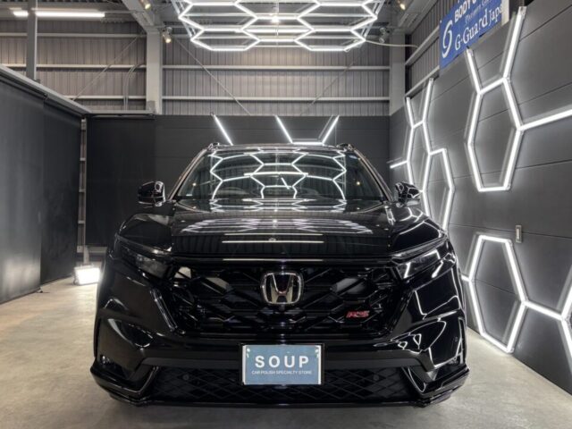 徳島県名西郡よりご来店いただいた新車 ホンダ CR-V RSへ、徳島県三好市のカーコーティング専門店SOUPがプロテクションフィルムを施工し、飛び石や擦り傷が付きやすい箇所を透明フィルムで保護しました。さらに、SystemX PROセラミックコーティング・SystemX Glassウィンドウ撥水コーティング・レザーシートコーティングまで施工が完了。細部洗浄・軽研磨・ガスプライマー・スプレーガン施工・手塗り施工・遠赤外線乾燥まで一切妥協のない施工工程により、深い艶・優れた撥水性能・高耐久・防汚性能を兼ね備えた一台へ仕上がりました。ボディ・ガラス・インテリア・保護フィルムまでトータルで施工することで、新車ホンダ CR-V RSの美しさと資産価値を長期間維持します。