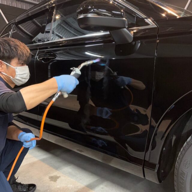 徳島県名西郡よりご来店いただいた新車 ホンダ CR-V RSへ、徳島県三好市のカーコーティング専門店SOUPがSystemX専用ガスプライマーを施工しました。塗装表面を活性化させることで、SystemX PROセラミックコーティングとの化学結合を強化し、高い密着性・耐久性・耐薬品性能を実現。専門店ならではの品質を支える重要な工程です。