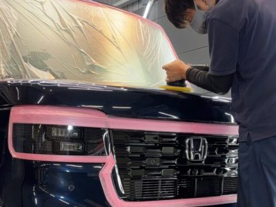 SOUPでホンダN-BOXカスタムのボンネットを軽研磨している施工風景 - 徳島のガラスコーティング・セラミックコーティング専門店 スープ SOUPでホンダN-BOXカスタムのボンネットを軽研磨している施工風景