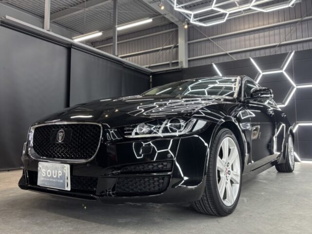 徳島県阿波市よりご来店いただいたジャガー XE 2.0t(X760)への施工が完了。純水を使用した細部洗浄、下地処理、ミドルフィニッシュによる鏡面研磨、ガスプライマー、SystemX Crystal SSセラミックコーティング、SystemX WHEELホイールコーティング、遠赤外線乾燥、最終仕上げまで丁寧に施工しました。洗車キズやくすみを整えて塗装本来の美しさを引き出し、艶・光沢・防汚性・耐久性を備えたコーティング被膜でボディとホイールを長期間保護します。