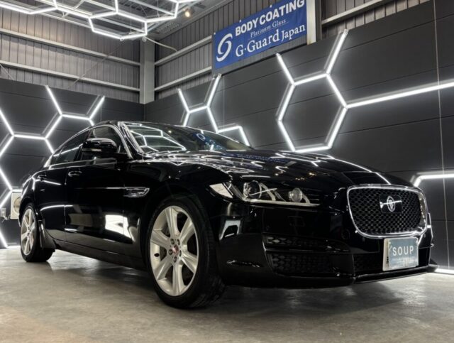 徳島県阿波市よりご来店いただいたジャガー XE 2.0t(X760)への施工が完了。純水を使用した細部洗浄、下地処理、ミドルフィニッシュによる鏡面研磨、ガスプライマー、SystemX Crystal SSセラミックコーティング、SystemX WHEELホイールコーティング、遠赤外線乾燥、最終仕上げまで丁寧に施工しました。洗車キズやくすみを整えて塗装本来の美しさを引き出し、艶・光沢・防汚性・耐久性を備えたコーティング被膜でボディとホイールを長期間保護します。