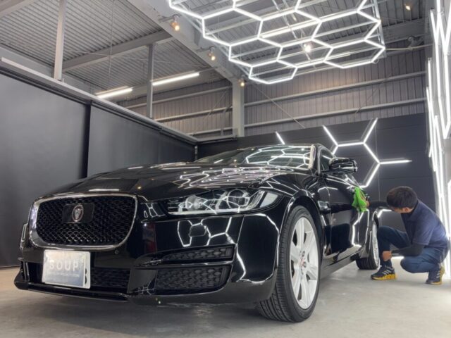 徳島県阿波市よりご来店いただいたジャガー XE 2.0t(X760)への施工が完了。純水を使用した細部洗浄、下地処理、ミドルフィニッシュによる鏡面研磨、ガスプライマー、SystemX Crystal SSセラミックコーティング、SystemX WHEELホイールコーティング、遠赤外線乾燥、最終仕上げまで丁寧に施工しました。洗車キズやくすみを整えて塗装本来の美しさを引き出し、艶・光沢・防汚性・耐久性を備えたコーティング被膜でボディとホイールを長期間保護します。