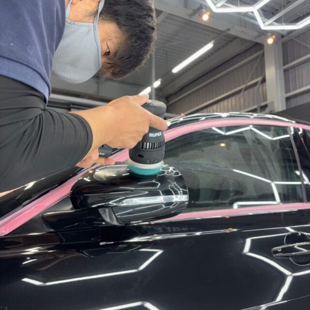 徳島県三好市のカーコーティング専門店SOUPが、ジャガー XE 2.0t(X760)へミドルフィニッシュによる鏡面研磨を実施。専用のポリッシャーと研磨剤を使い分け、塗装面に蓄積した洗車キズやくすみ、雨ジミなどを丁寧に整えます。ジャガー特有の美しいボディラインを際立たせながら、塗装本来の艶・光沢・透明感を引き出し、セラミックコーティングに適した下地をつくります。