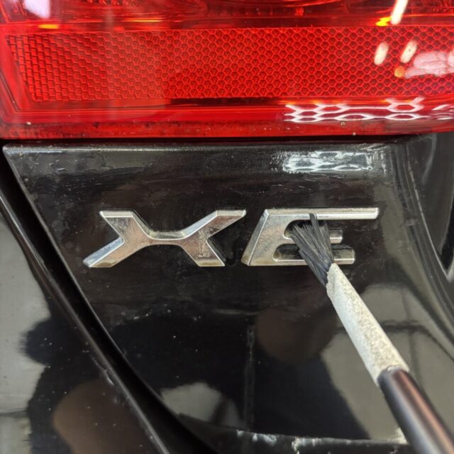徳島県阿波市よりご来店いただいたジャガー XE 2.0t(X760)へ、徳島県三好市のカーコーティング専門店SOUPが純水を使用した細部洗浄と下地処理を実施。ボディ表面をはじめ、エンブレム周辺やフロントグリル、ドアヒンジ、モールなどの細部まで丁寧に洗浄し、汚れや油分、不純物を除去します。SystemX Crystal SSセラミックコーティングの密着性を高めるため、塗装面を適切な状態へ整える重要な工程です。