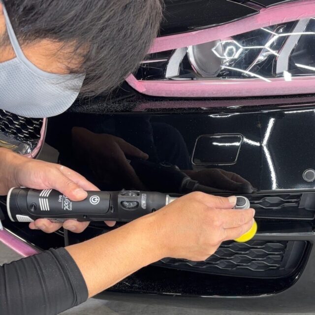 徳島県三好市のカーコーティング専門店SOUPが、ジャガー XE 2.0t(X760)へミドルフィニッシュによる鏡面研磨を実施。専用のポリッシャーと研磨剤を使い分け、塗装面に蓄積した洗車キズやくすみ、雨ジミなどを丁寧に整えます。ジャガー特有の美しいボディラインを際立たせながら、塗装本来の艶・光沢・透明感を引き出し、セラミックコーティングに適した下地をつくります。