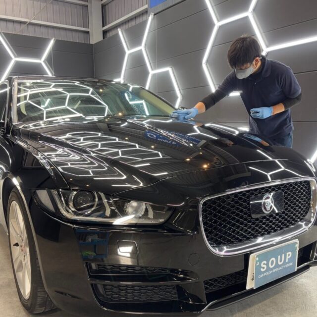 徳島県阿波市よりご依頼いただいたジャガー XE 2.0t(X760)へ、SystemX Crystal SSセラミックコーティングを施工。ミドルフィニッシュによる鏡面研磨で整えたボディへ、一面ずつ状態を確認しながら均一にコーティングを塗布します。高密度なセラミック被膜を形成することで、深みのある艶と美しい光沢を引き出しながら、紫外線や汚れなどの外的要因から塗装を保護します。