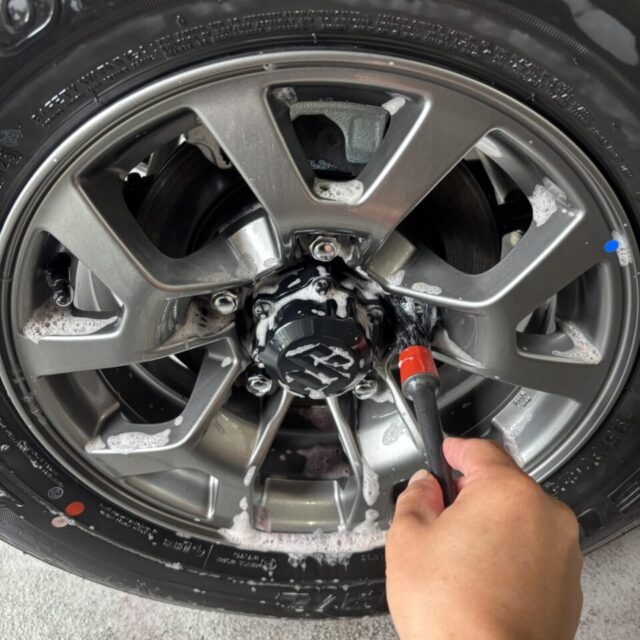 徳島県美馬市よりご来店の新車スズキ JC74W ジムニーノマドを、徳島県三好市のカーコーティング専門店SOUPが細部洗浄。隙間やパーツ周辺の汚れを丁寧に除去し、G.Guardガラスコーティング施工前の塗装状態を整えます。