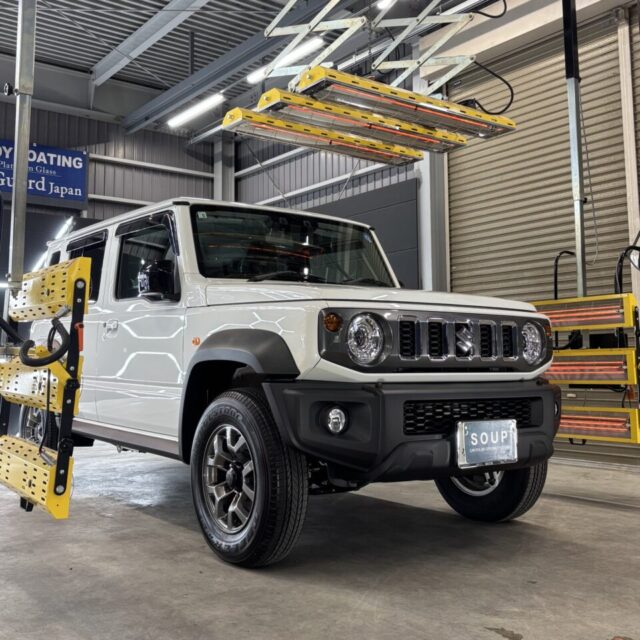 G.Guardプラチナ3層コーティングを施工した新車スズキ JC74W ジムニーノマドを、遠赤外線ヒーターで加熱乾燥。ガラス被膜の硬化と定着を促進し、艶・耐久性・塗装保護性能を高めるSOUPこだわりの仕上げ工程です。