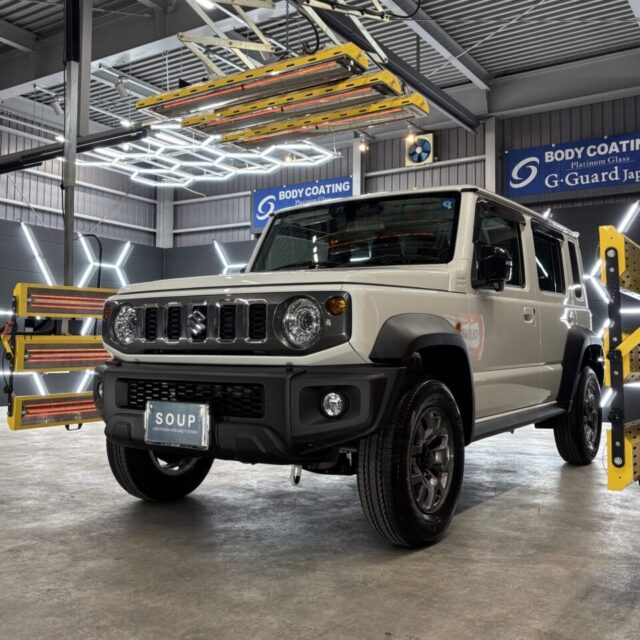 G.Guardプラチナ3層コーティングを施工した新車スズキ JC74W ジムニーノマドを、遠赤外線ヒーターで加熱乾燥。ガラス被膜の硬化と定着を促進し、艶・耐久性・塗装保護性能を高めるSOUPこだわりの仕上げ工程です。