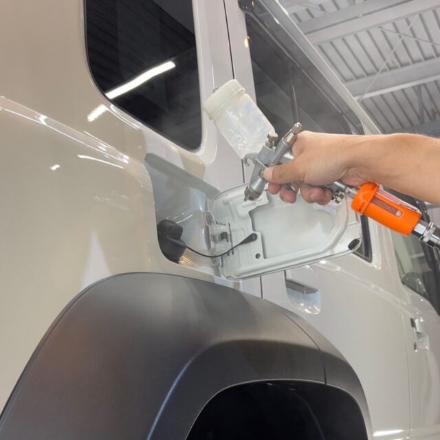 徳島県三好市のカーコーティング専門店SOUPが、新車スズキ JC74W ジムニーノマドへG.Guardガラスコーティングをスプレーガン施工。細かな部分まで均一なガラス被膜を形成し、美しい艶と優れた防汚性能を高めます。