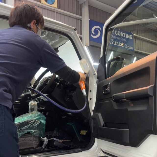 徳島県三好市のカーコーティング専門店SOUPが、新車スズキ JC74W ジムニーノマドへG.Guardガラスコーティングをスプレーガン施工。細かな部分まで均一なガラス被膜を形成し、美しい艶と優れた防汚性能を高めます。