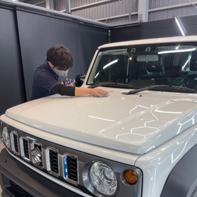 新車スズキ JC74W ジムニーノマドへ、G.Guardプラチナ3層コーティング専用TOPコートを手塗り施工。徳島県三好市のカーコーティング専門店SOUPが、パネルごとに丁寧に塗り込み、艶・撥水性・滑らかな質感を引き出します。
