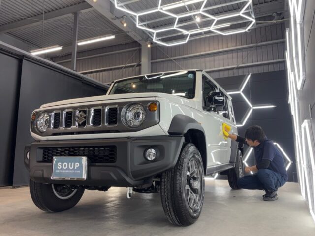 徳島県美馬市よりご来店の新車スズキ JC74W ジムニーノマドへ、G.Guardガラスコーティング・プラチナ3層コーティング施工が完了。丁寧な下地処理と軽研磨、多層被膜によって、深みのある艶と存在感あふれる一台に仕上がりました。