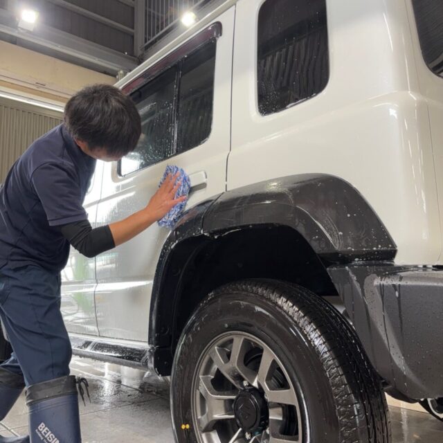徳島県美馬市よりご来店の新車スズキ JC74W ジムニーノマドを、徳島県三好市のカーコーティング専門店SOUPが細部洗浄。隙間やパーツ周辺の汚れを丁寧に除去し、G.Guardガラスコーティング施工前の塗装状態を整えます。