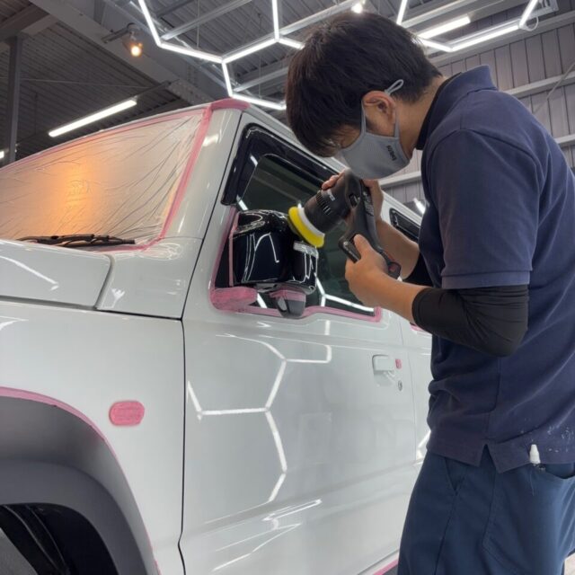 新車スズキ JC74W ジムニーノマドのボディを、カーコーティング専門店SOUPが丁寧に軽研磨。新車時の薄いキズや塗装表面の曇りを整え、G.Guardプラチナ3層コーティングにふさわしい艶と透明感を引き出します。