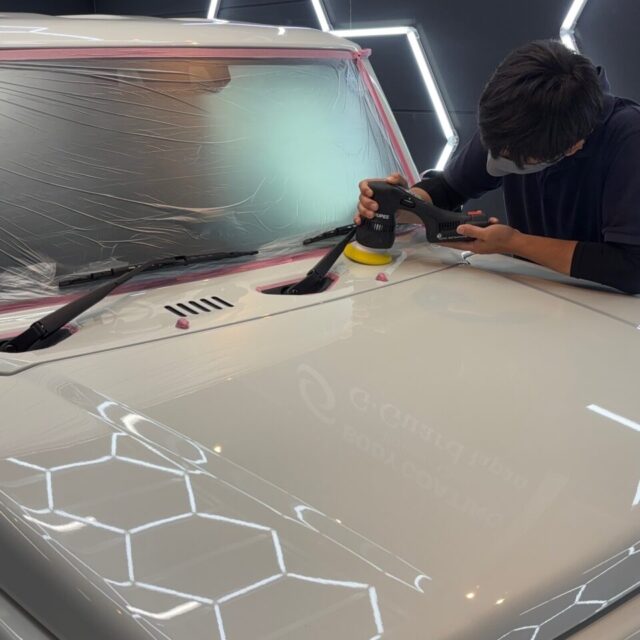 新車スズキ JC74W ジムニーノマドのボディを、カーコーティング専門店SOUPが丁寧に軽研磨。新車時の薄いキズや塗装表面の曇りを整え、G.Guardプラチナ3層コーティングにふさわしい艶と透明感を引き出します。