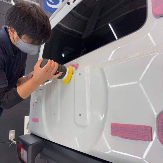 新車スズキ JC74W ジムニーノマドのボディを、カーコーティング専門店SOUPが丁寧に軽研磨。新車時の薄いキズや塗装表面の曇りを整え、G.Guardプラチナ3層コーティングにふさわしい艶と透明感を引き出します。