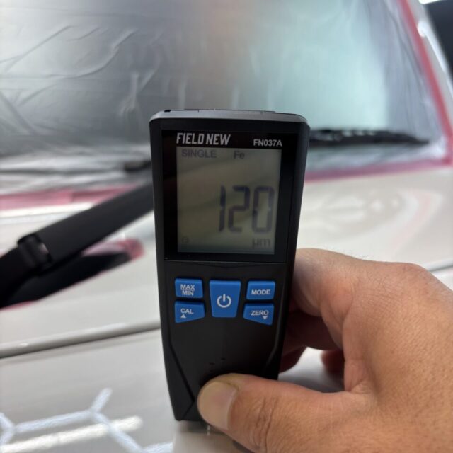 新車スズキ JC74W ジムニーノマドのボディを、カーコーティング専門店SOUPが丁寧に軽研磨。新車時の薄いキズや塗装表面の曇りを整え、G.Guardプラチナ3層コーティングにふさわしい艶と透明感を引き出します。