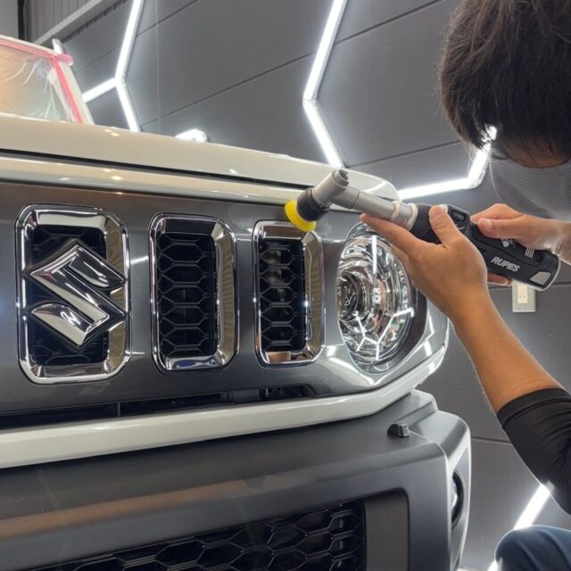 新車スズキ JC74W ジムニーノマドのボディを、カーコーティング専門店SOUPが丁寧に軽研磨。新車時の薄いキズや塗装表面の曇りを整え、G.Guardプラチナ3層コーティングにふさわしい艶と透明感を引き出します。