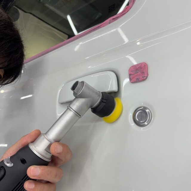 新車スズキ JC74W ジムニーノマドのボディを、カーコーティング専門店SOUPが丁寧に軽研磨。新車時の薄いキズや塗装表面の曇りを整え、G.Guardプラチナ3層コーティングにふさわしい艶と透明感を引き出します。