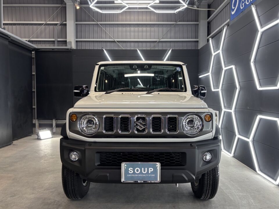 徳島県美馬市よりご来店の新車スズキ JC74W ジムニーノマドへ、G.Guardガラスコーティング・プラチナ3層コーティング施工が完了。丁寧な下地処理と軽研磨、多層被膜によって、深みのある艶と存在感あふれる一台に仕上がりました。
